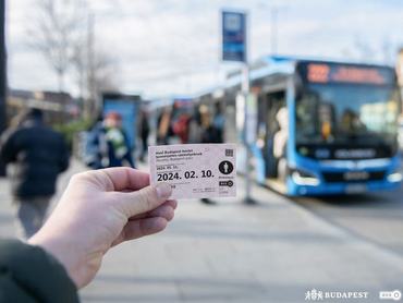 bkk bérletet mutat fel a busz felé egy férfi