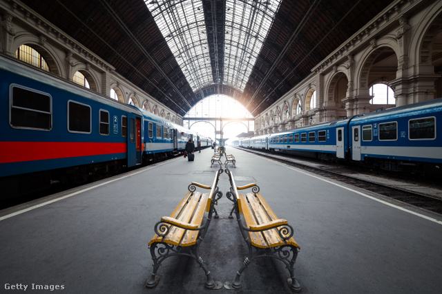 A keleti pályaudvar fő vágányain áll két vonat