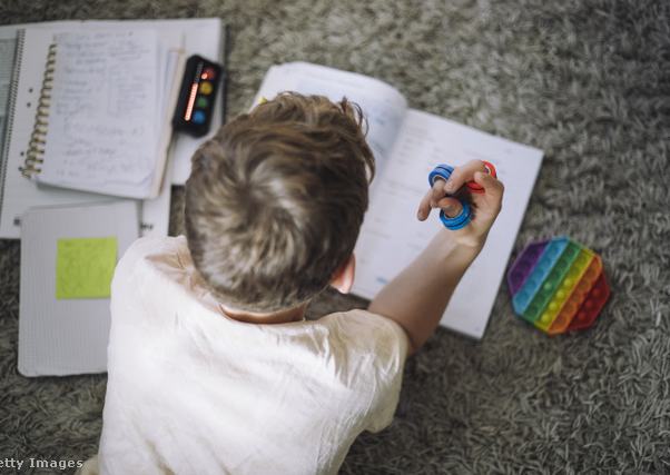 gyerek lecke felett játszik, nem figyel