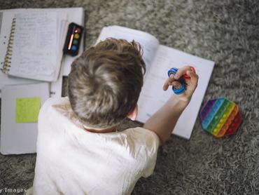 gyerek lecke felett játszik, nem figyel