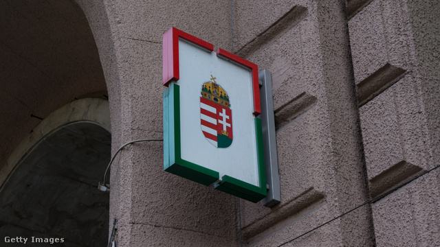 kormányablak táblája a magyar címerrel egy ház falán