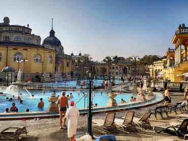 a Széchenyi Fürdő belső medencéjéből gőz száll fel, tömegek fürdőznek benne