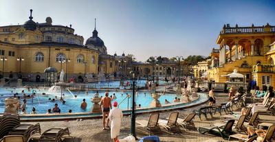 a Széchenyi Fürdő belső medencéjéből gőz száll fel, tömegek fürdőznek benne
