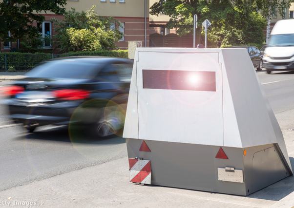 traffipax mellett elszágulsó autó körvonalai