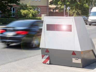 traffipax mellett elszágulsó autó körvonalai