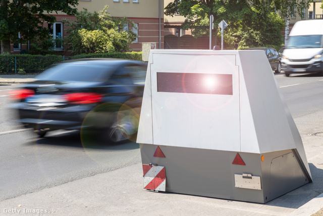 traffipax mellett elszágulsó autó körvonalai