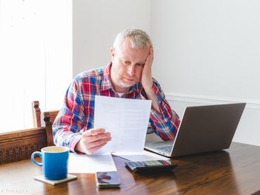 laptop férfi számla szomorú kávé számológép