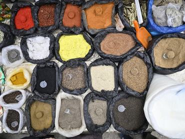 rengeteg fűszer egy keleti piacon