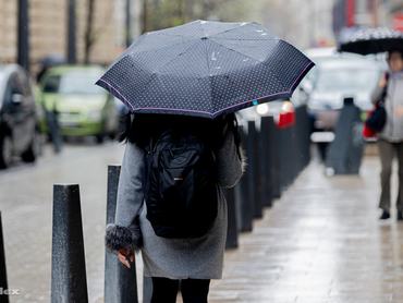 eső város esernyő nő