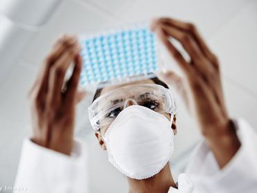 Virológus vizsgál egy mintát