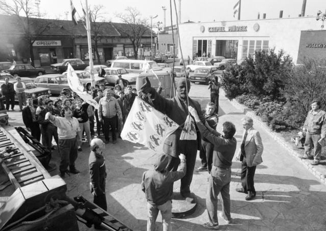 A rendszerváltás idején a szobrok egy részét is eltávolították