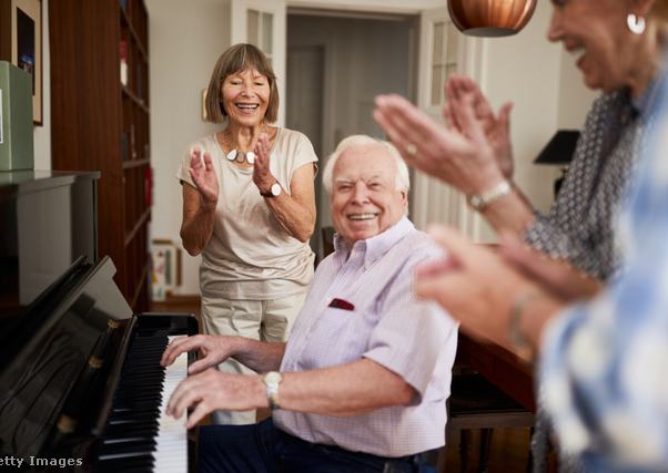 zongora idős férfi nők szoba