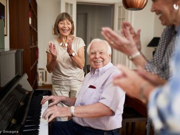 zongora idős férfi nők szoba