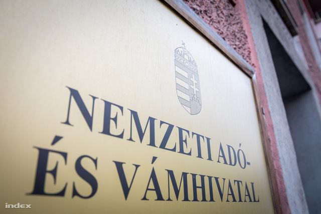 a nemzeti adó és vámhivatal réztáblája egy ház falán