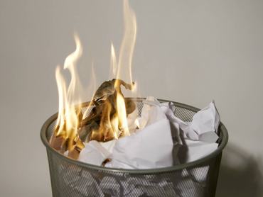 Lángoló papírok egy szemetesben