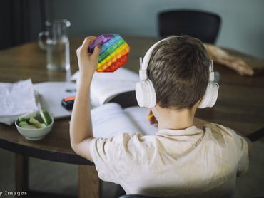 Gyerek tanulás helyett játszik