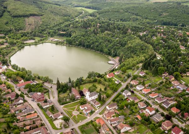 Légifelvétel Bánkról és a Bánki-tóról