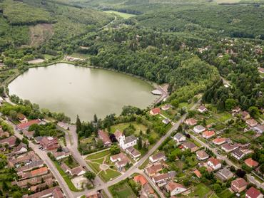 Légifelvétel Bánkról és a Bánki-tóról