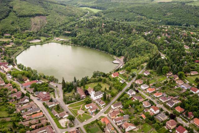 Légifelvétel Bánkról és a Bánki-tóról