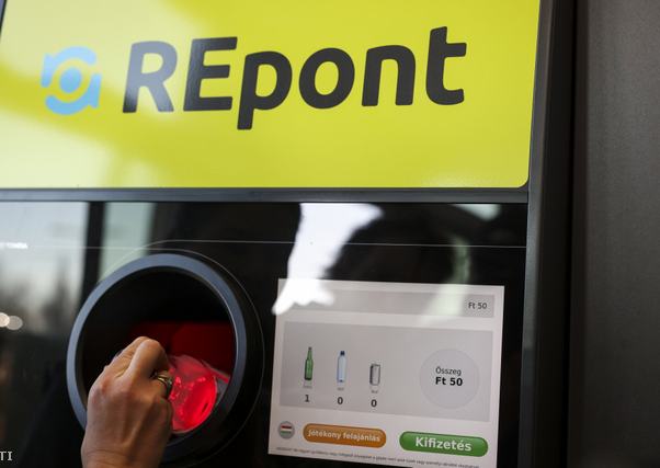 Egy vásárló egy üveget helyez a Mohu Repont automatájába