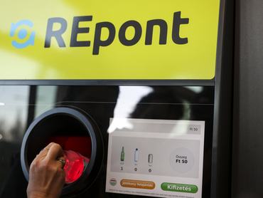 Egy vásárló egy üveget helyez a Mohu Repont automatájába