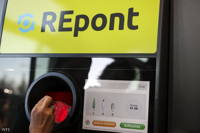 Egy vásárló egy üveget helyez a Mohu Repont automatájába