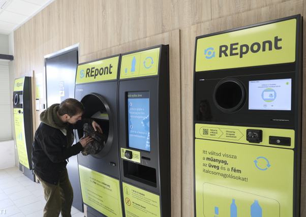 Egy férfi hulladékot dob a REpont automatába