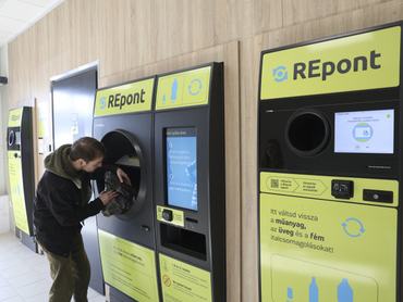 Egy férfi hulladékot dob a REpont automatába