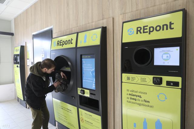 Egy férfi hulladékot dob a REpont automatába