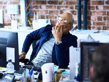 férfi az irodában nagyon fáradt