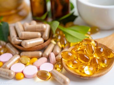 Vitaminok és más tabletták egy asztalon