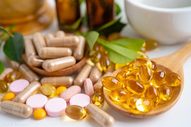 Vitaminok és más tabletták egy asztalon