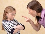 Anyuka szidja le a kislányát