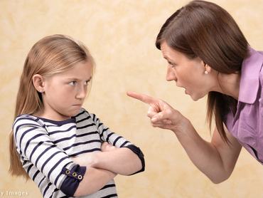 Anyuka szidja le a kislányát