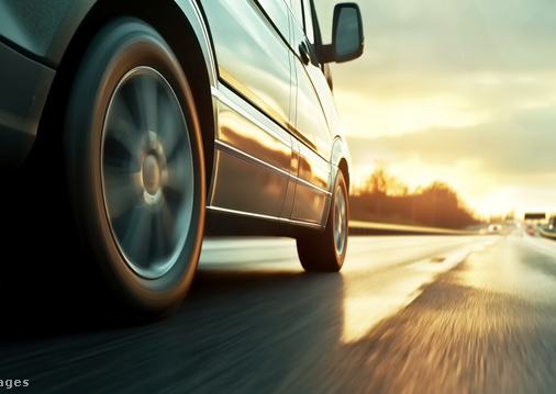 gyorsan száguldó autó fotója alulnézetből az úttesten