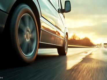 gyorsan száguldó autó fotója alulnézetből az úttesten