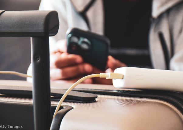 Nő telefont Power bankról tölt