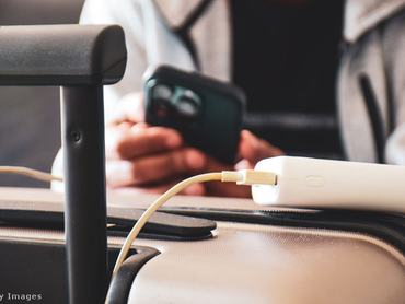 Nő telefont Power bankról tölt