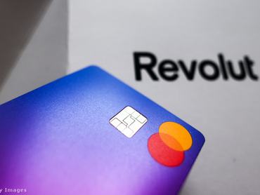 Bankkártya lila színben és Revolut felirat