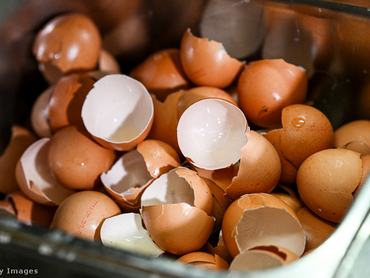 Üres tojáshályak egy edényben