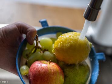 gyümölcsök mosása