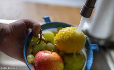 gyümölcsök mosása