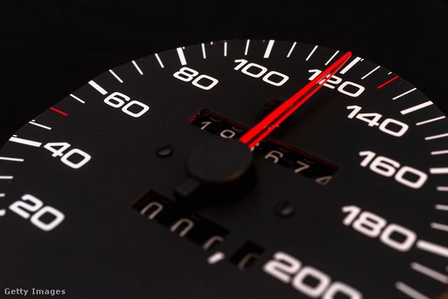 Autó sebességmérője 120 km/h-nál áll