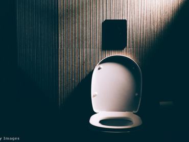 Félhomályban áll egy WC