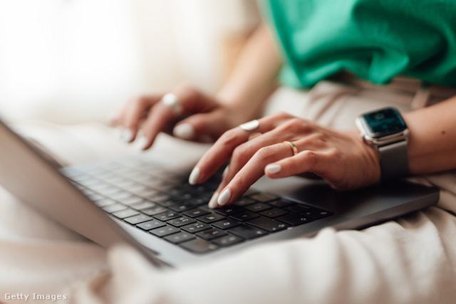 Egy női kéz a laptop billentyűzetén munka közben