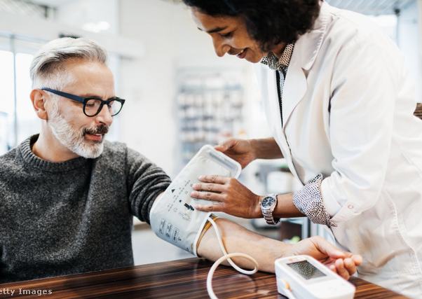 Idősebb férfi vérnyomását méri egy doktornő