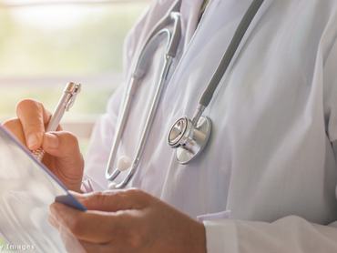 orvosi köpenyes alak mappára ír