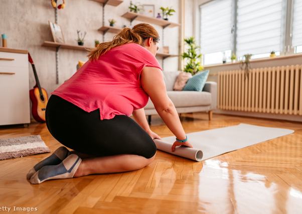 Túlsúlyos nő otthon edz