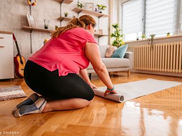 Túlsúlyos nő otthon edz