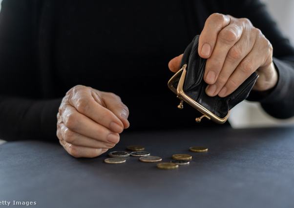 pénzérméket önt egy ember az asztalra